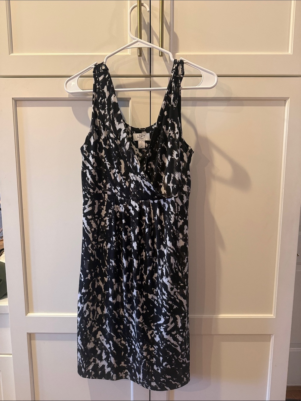 LOFT Black & White Abstract Sleeveless Wrap Dress med petite